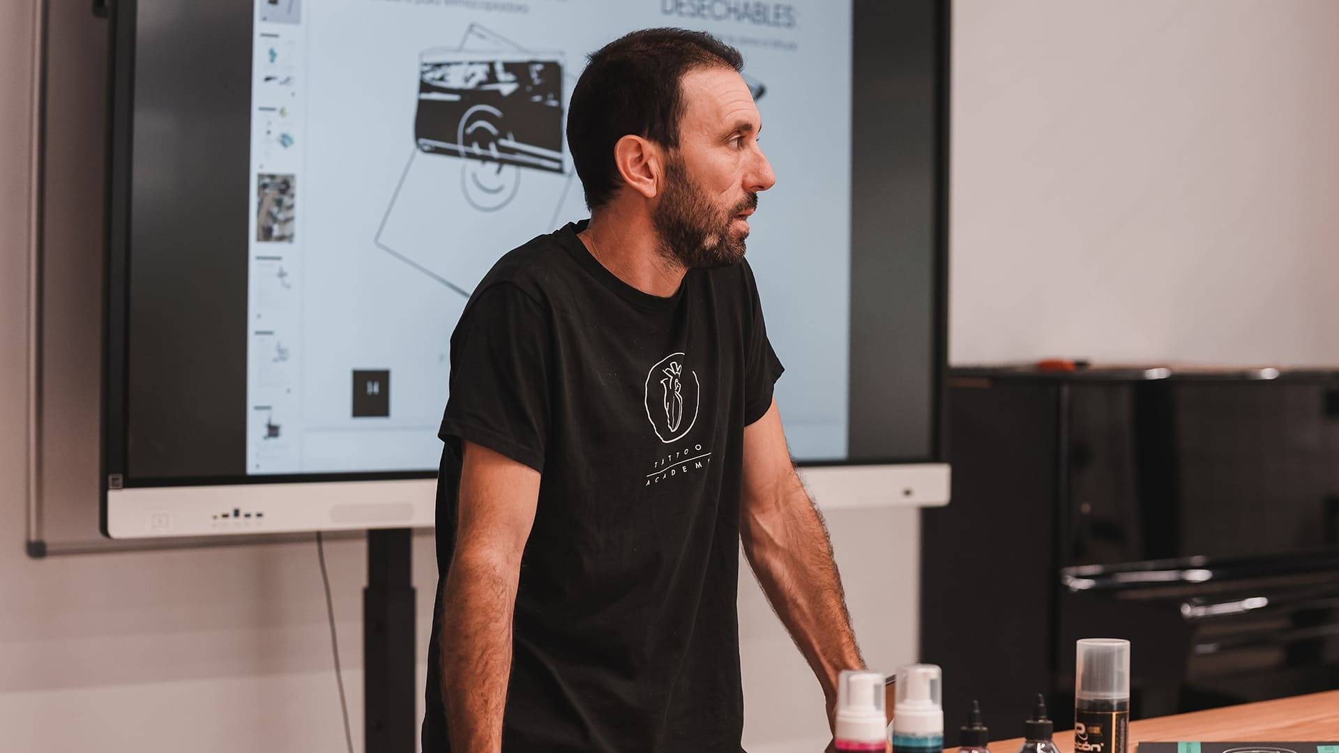 Curso de tatuaje presencial; la importancia de la práctica real para aprender a tatuar