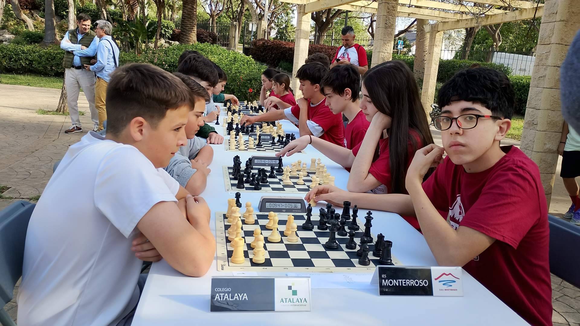 El XII Interescolar de Ajedrez llena el Parque del Calvario de jóvenes jugadores