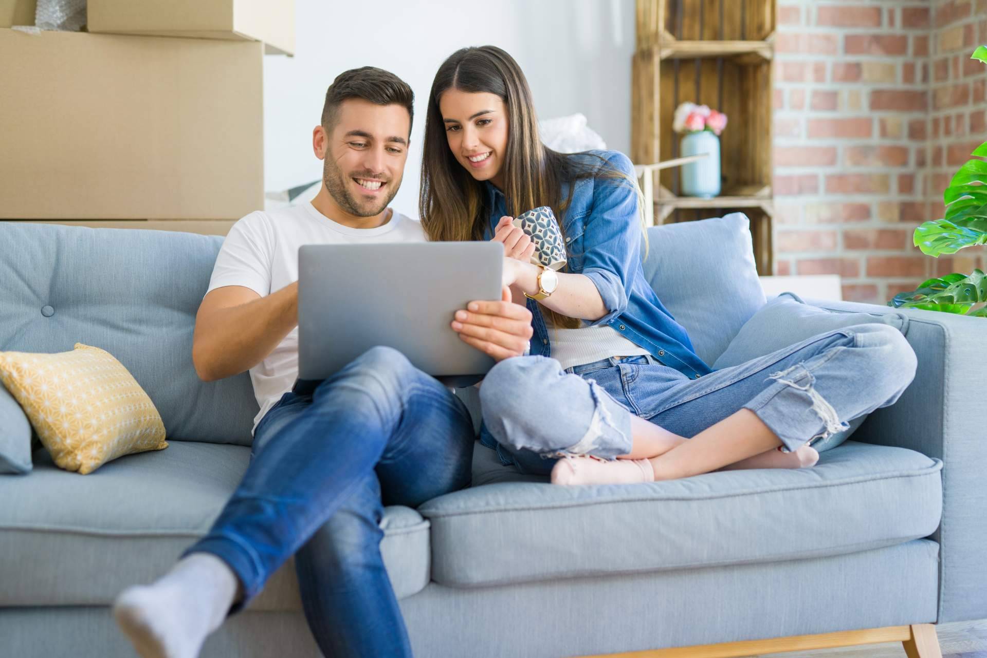 El sofá se convierte en el centro de la vida social y el bienestar en los hogares de La Tienda HOME