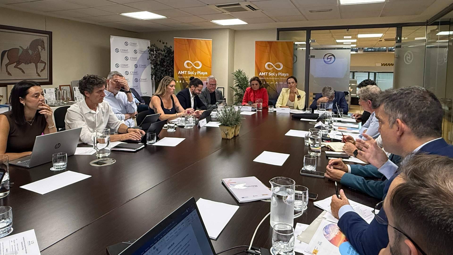 Los municipios de la AMT de Sol y Playa trasladan al Gobierno una hoja de ruta para reforzar el liderazgo turístico de España