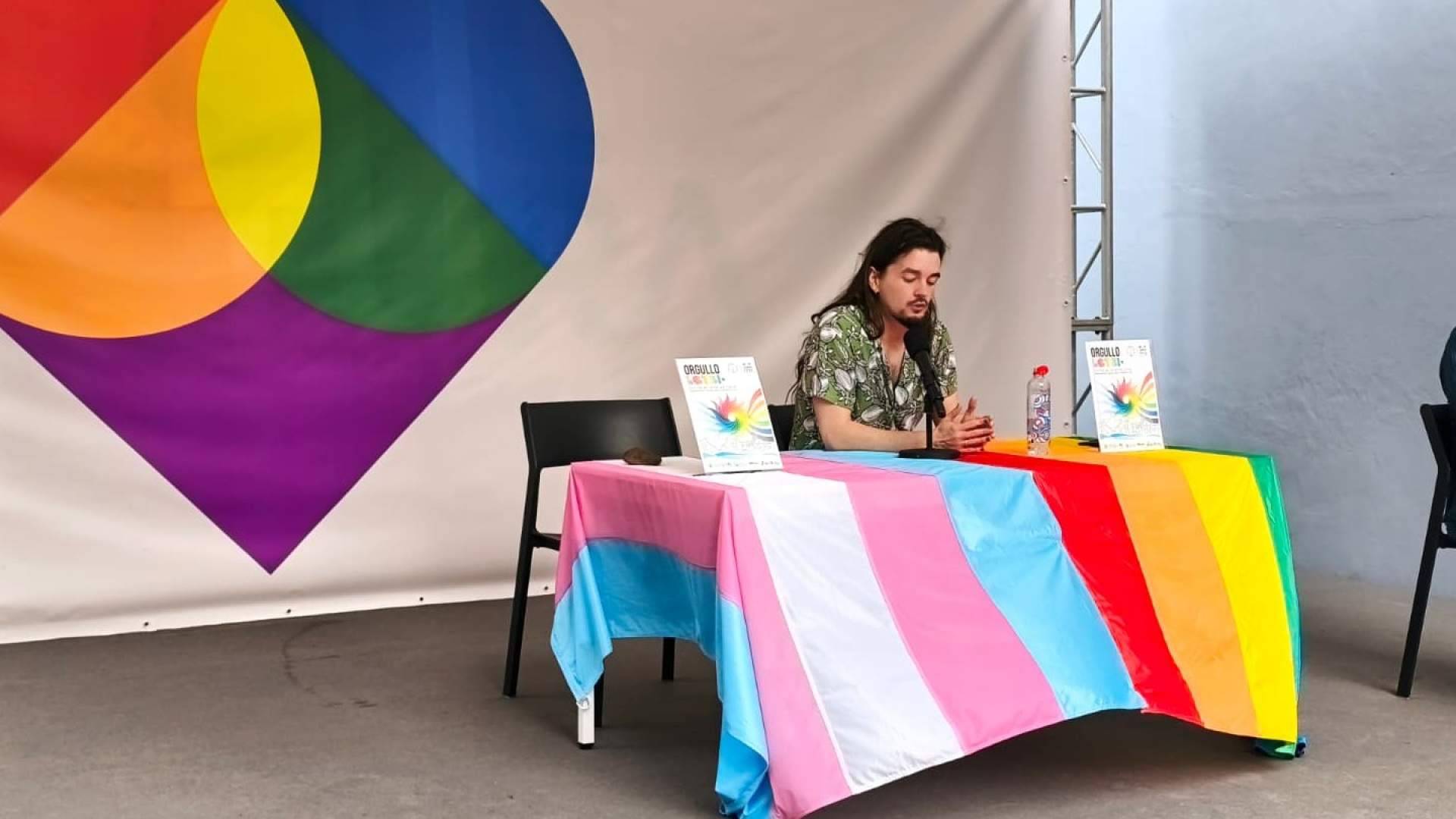 Mikel Herrán reclamó la historia disidente en la apertura del Ciclo 'Activistas sin salón'