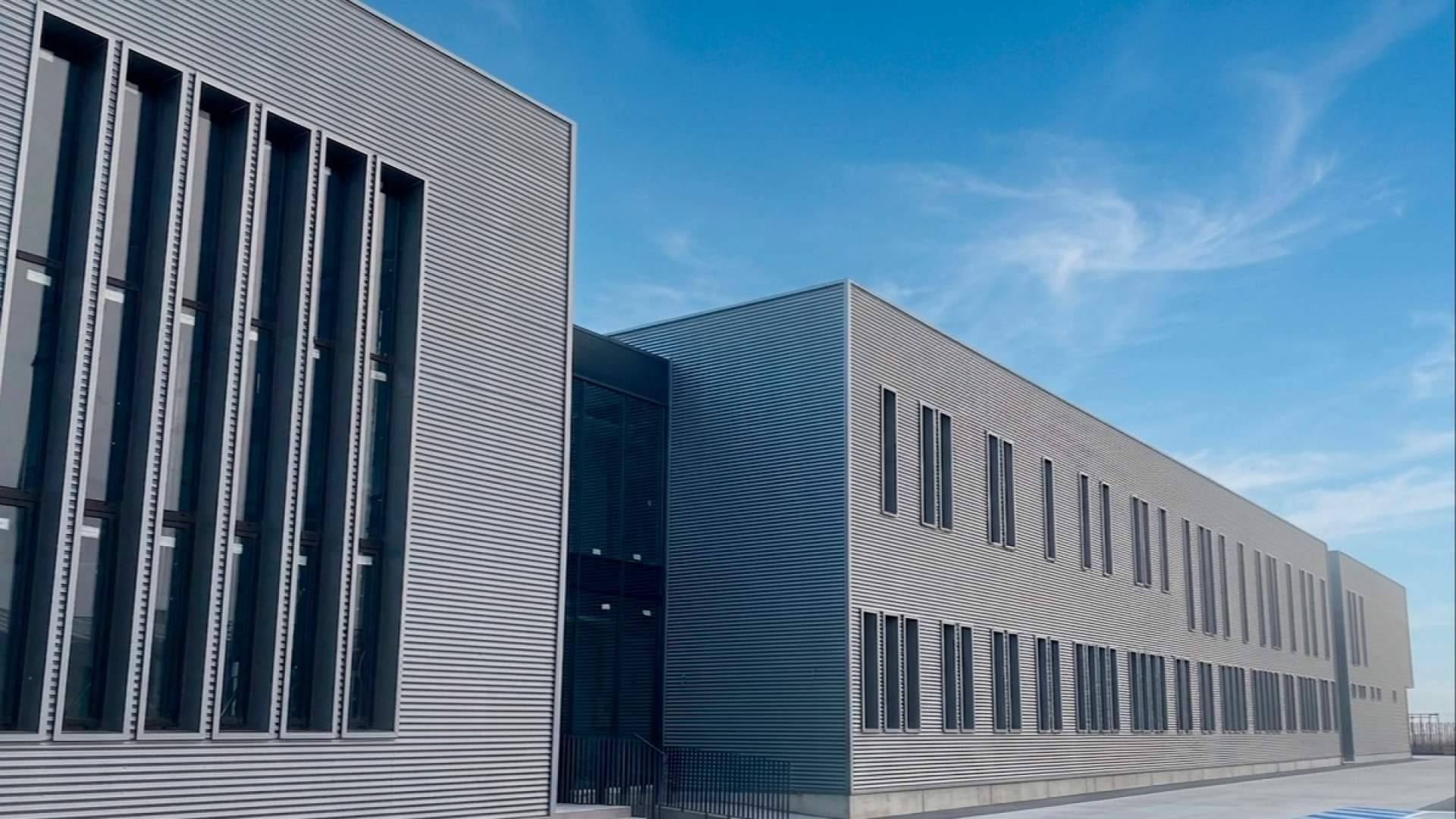 Cómo el diseño a medida de fachadas y cubiertas optimiza la habitabilidad en las naves industriales modernas