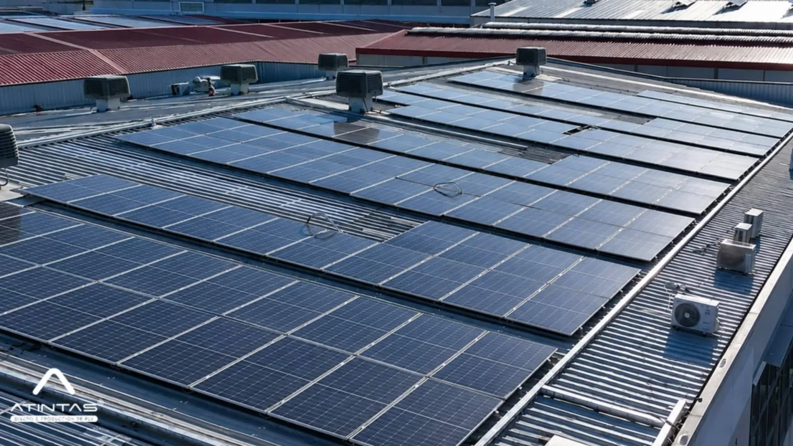 Atintas evita más de 150 toneladas de CO₂ al año fabricando PLV con energía solar