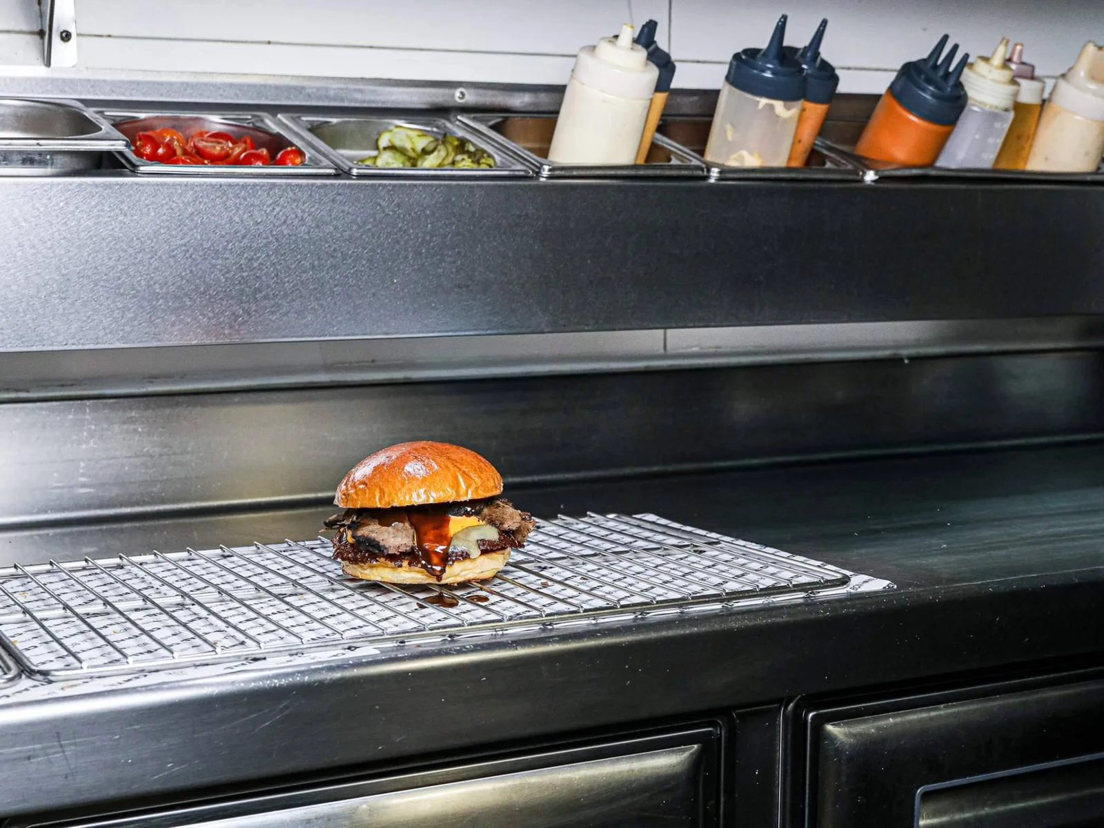 Dónde comer hamburguesa en Barcelona este verano; La Central presenta La Smokey en Vía Laietana 45