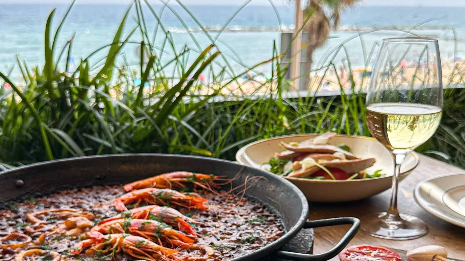 Un restaurante en la Barceloneta para compartir paellas y tapas durante las vacaciones en Barcelona