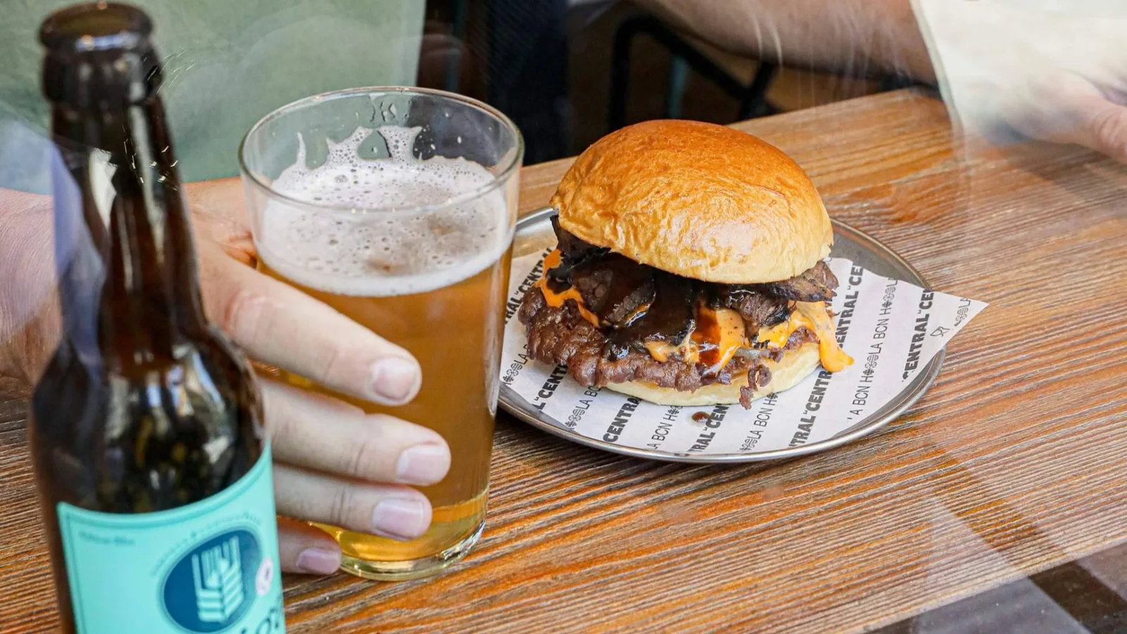 La Central; dónde comer una burger en Barcelona en agosto sin alejarse de Vía Laietana